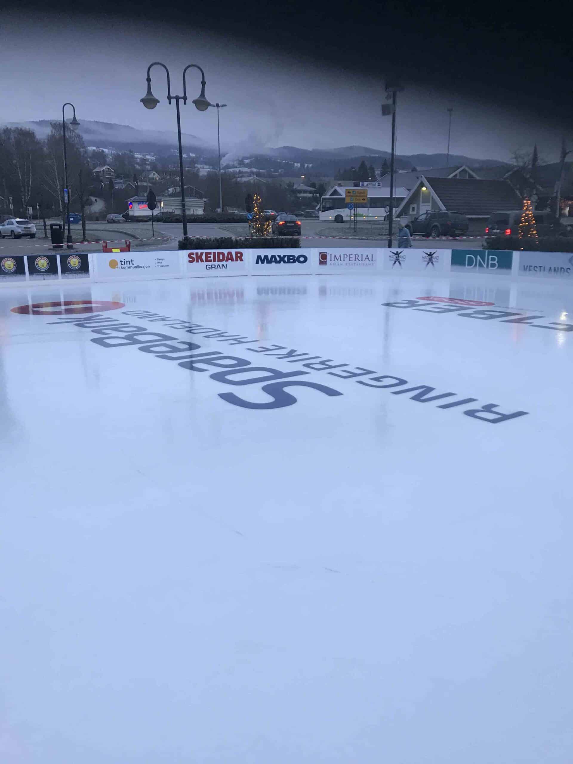 Gran Sentrumsbane — tribune og isflate