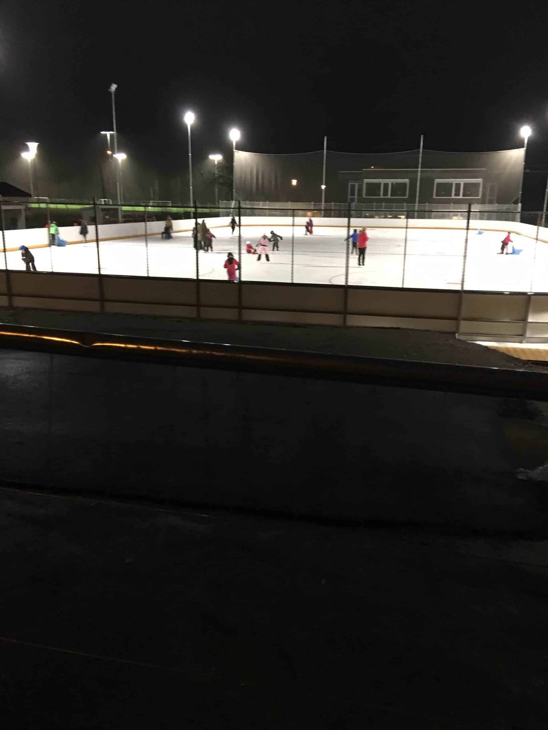 Holmestrand Utebane — tribune og isflate