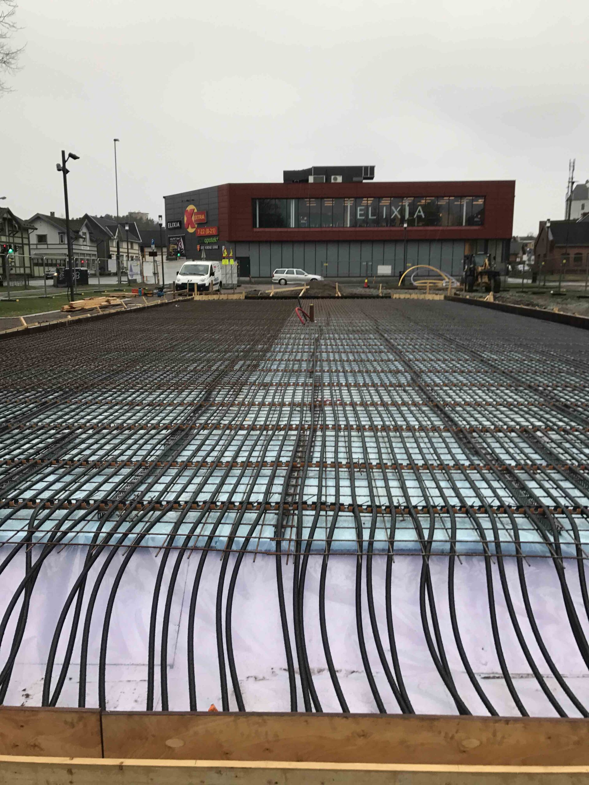 Porsgrunn Bybane — montasje pågår