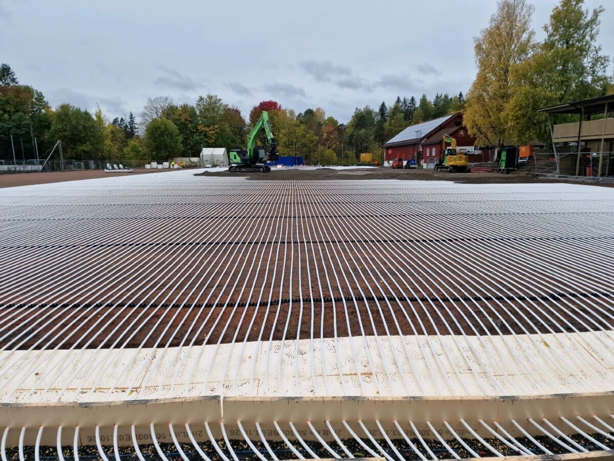 Rørfelt mot rørkanalen med gravemaskin i bakgrunnen ved undervarmeanlegget på Røa 2, 2026.