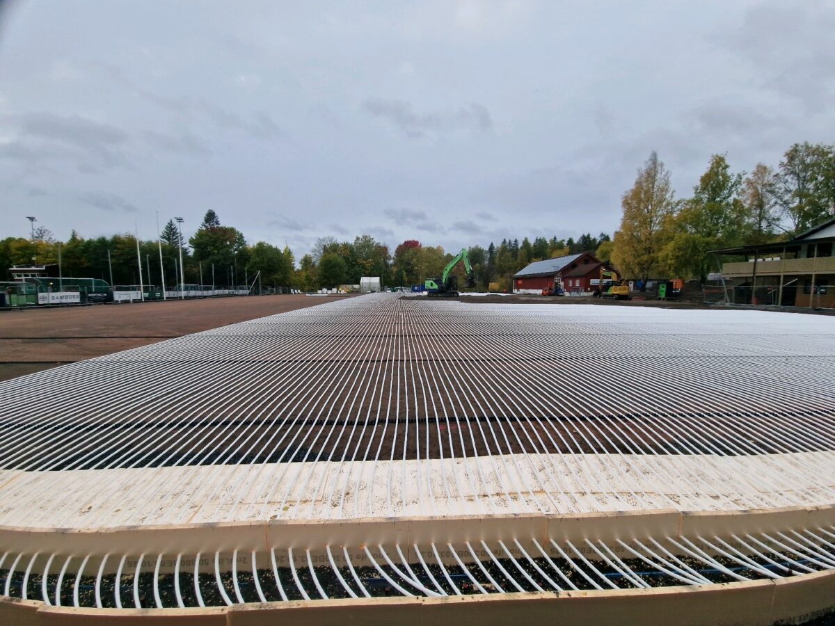 Rørfelt med rørvendinger ved rørkanalen ved undervarmeanlegget på Røa 2, 2026.