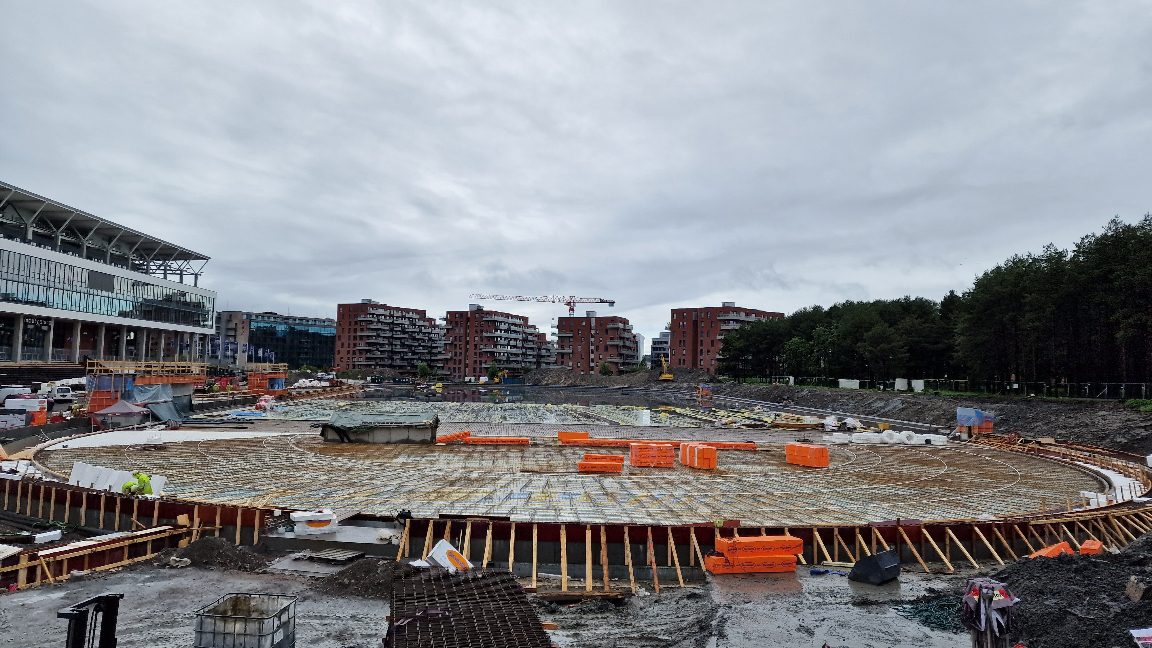 Valle Hovin Stadion — montasje pågår