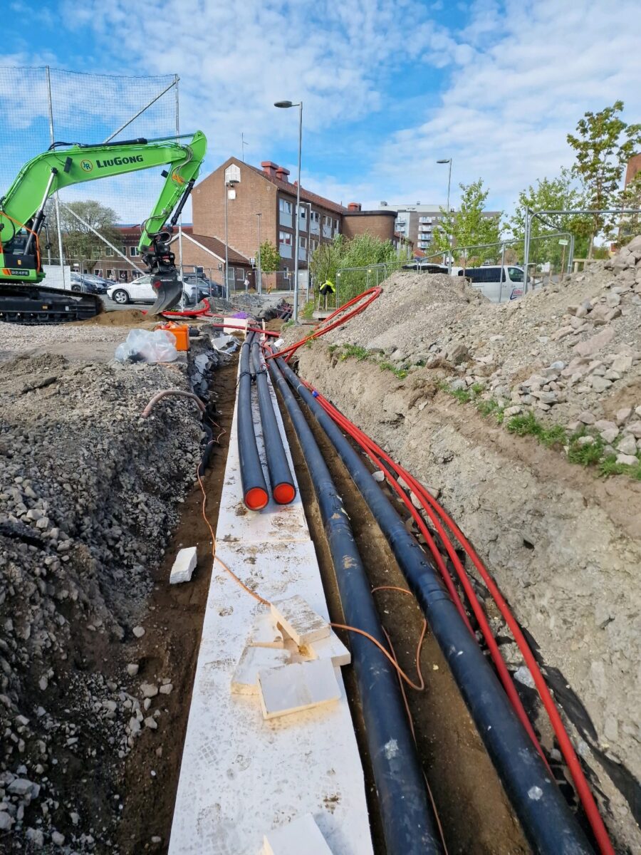 Tilførselsrør i grøft ved teknisk bygg på Årvoll, 2026.