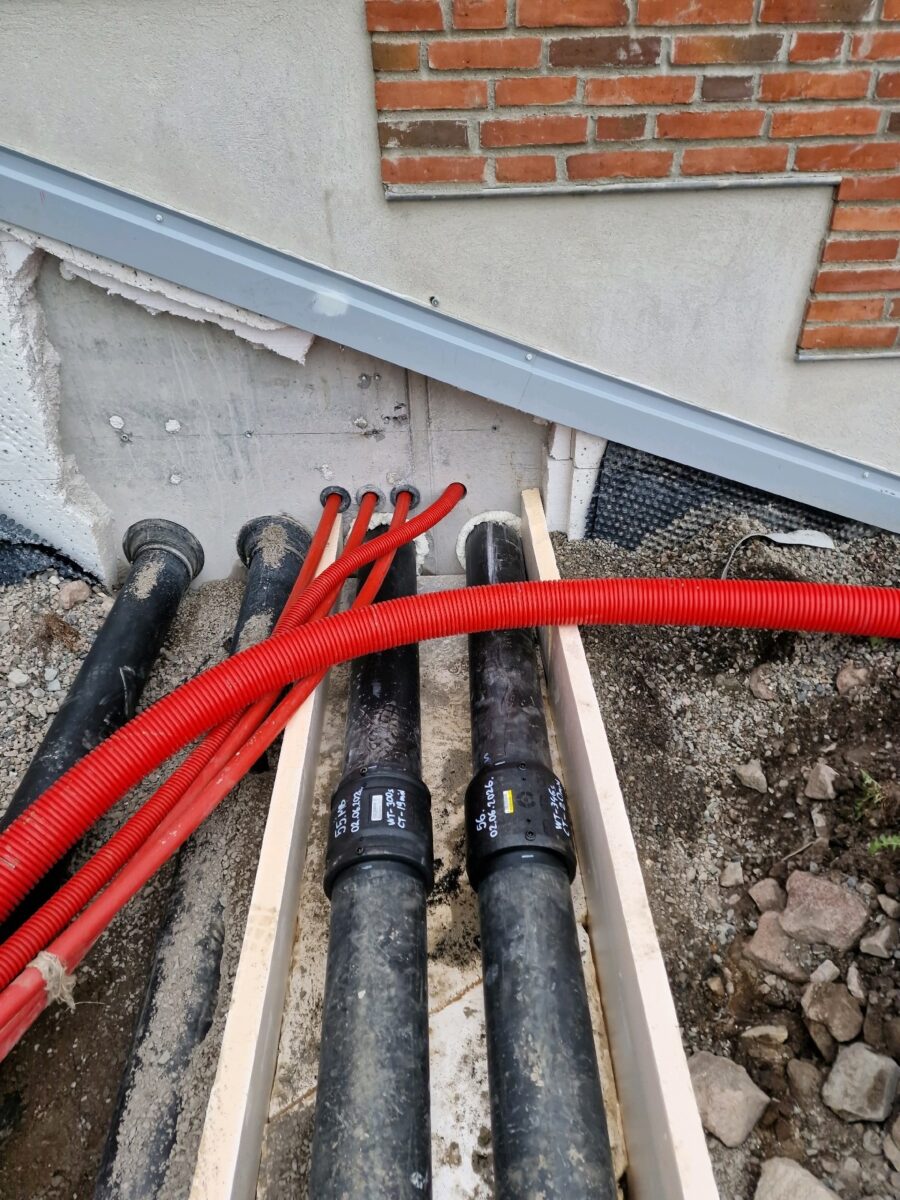 Rør og tilkoblinger ved veggen på Årvoll, 2026.