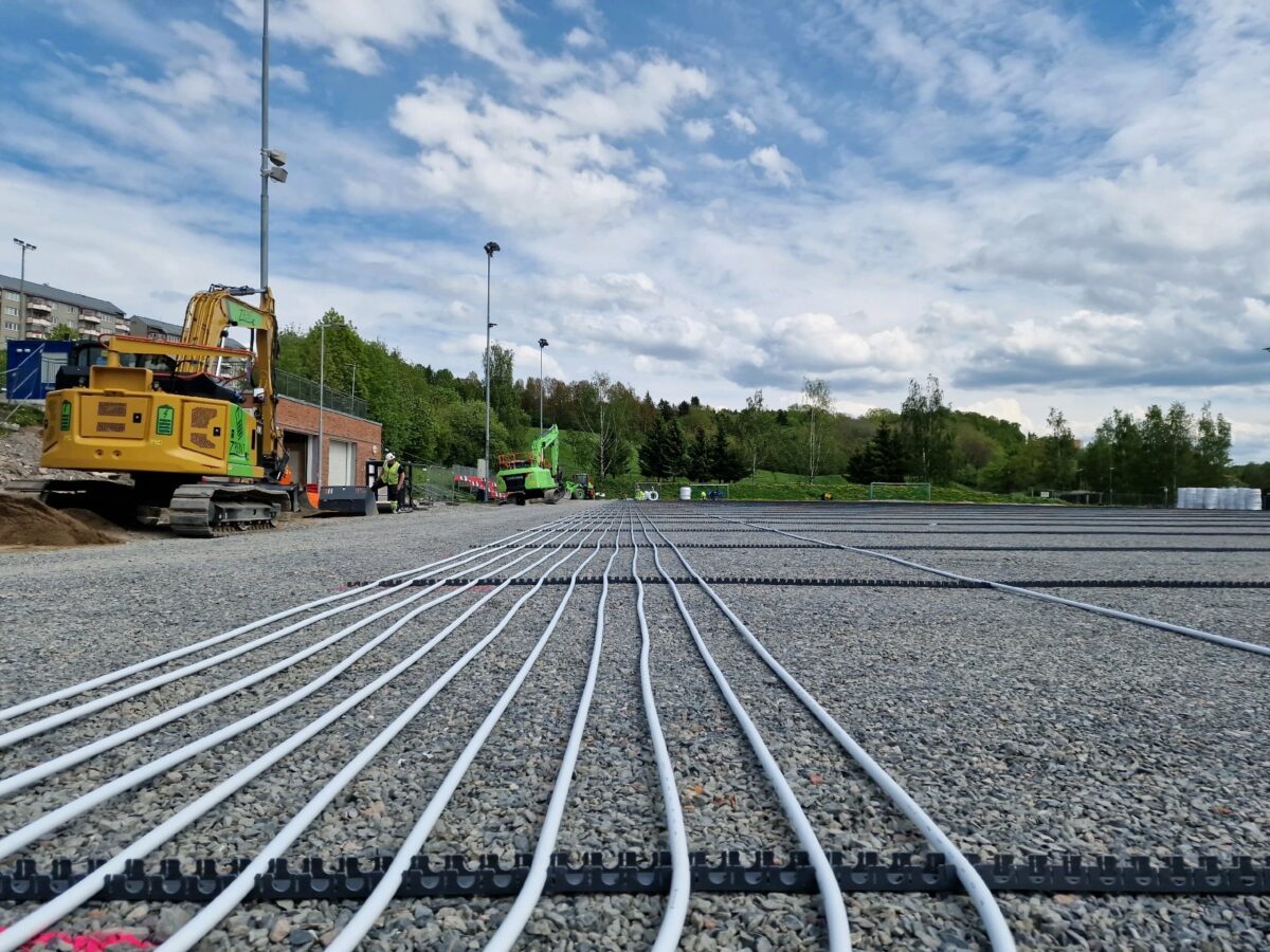 Årvoll – undervarme 2026 3 Banerør lagt i parallelle sløyfer på Årvoll, 2026.