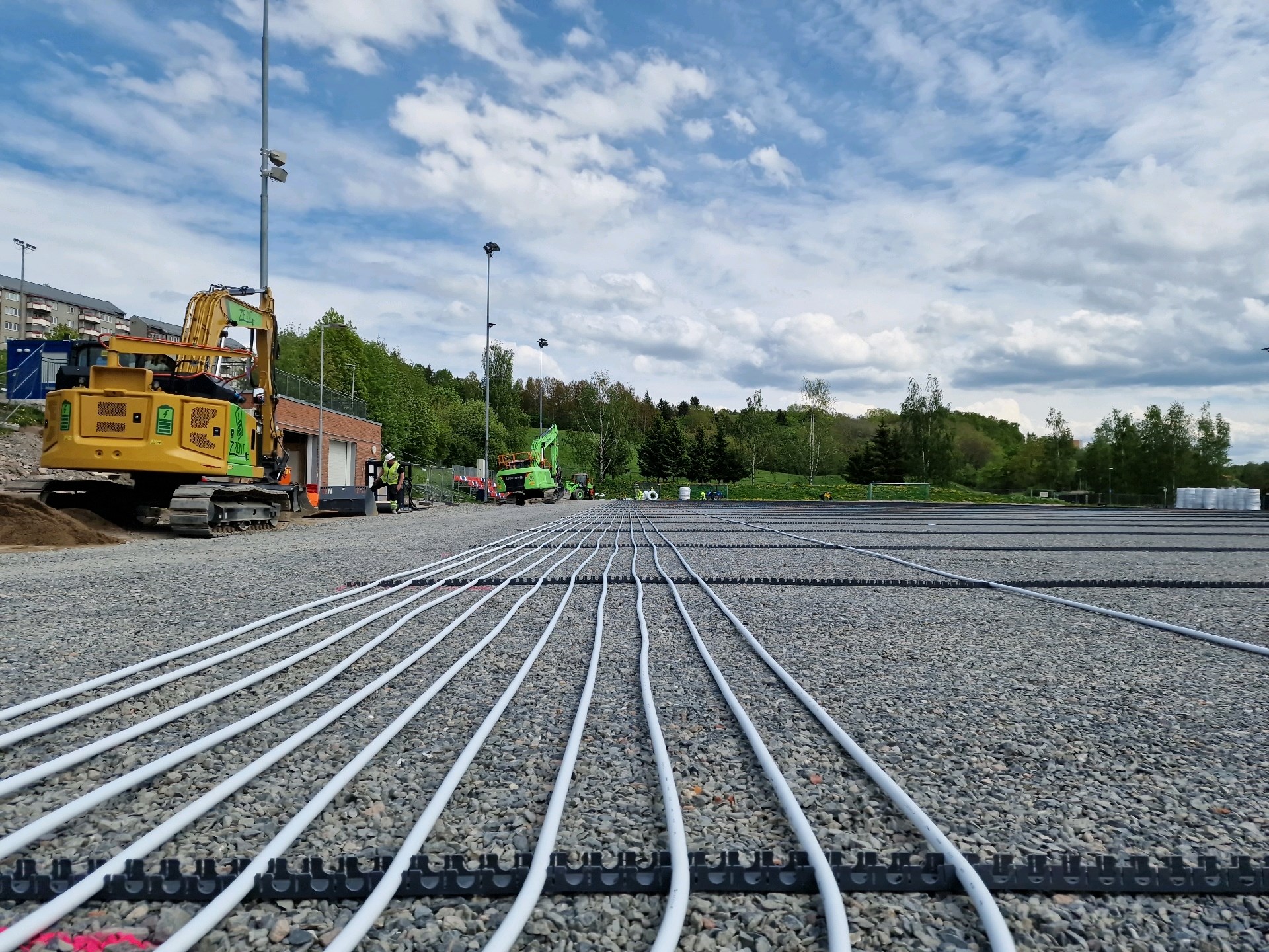 Undervarme på Årvoll kunstgressbane 6 Banerør lagt utover flaten på Årvoll kunstgressbane, 2026.