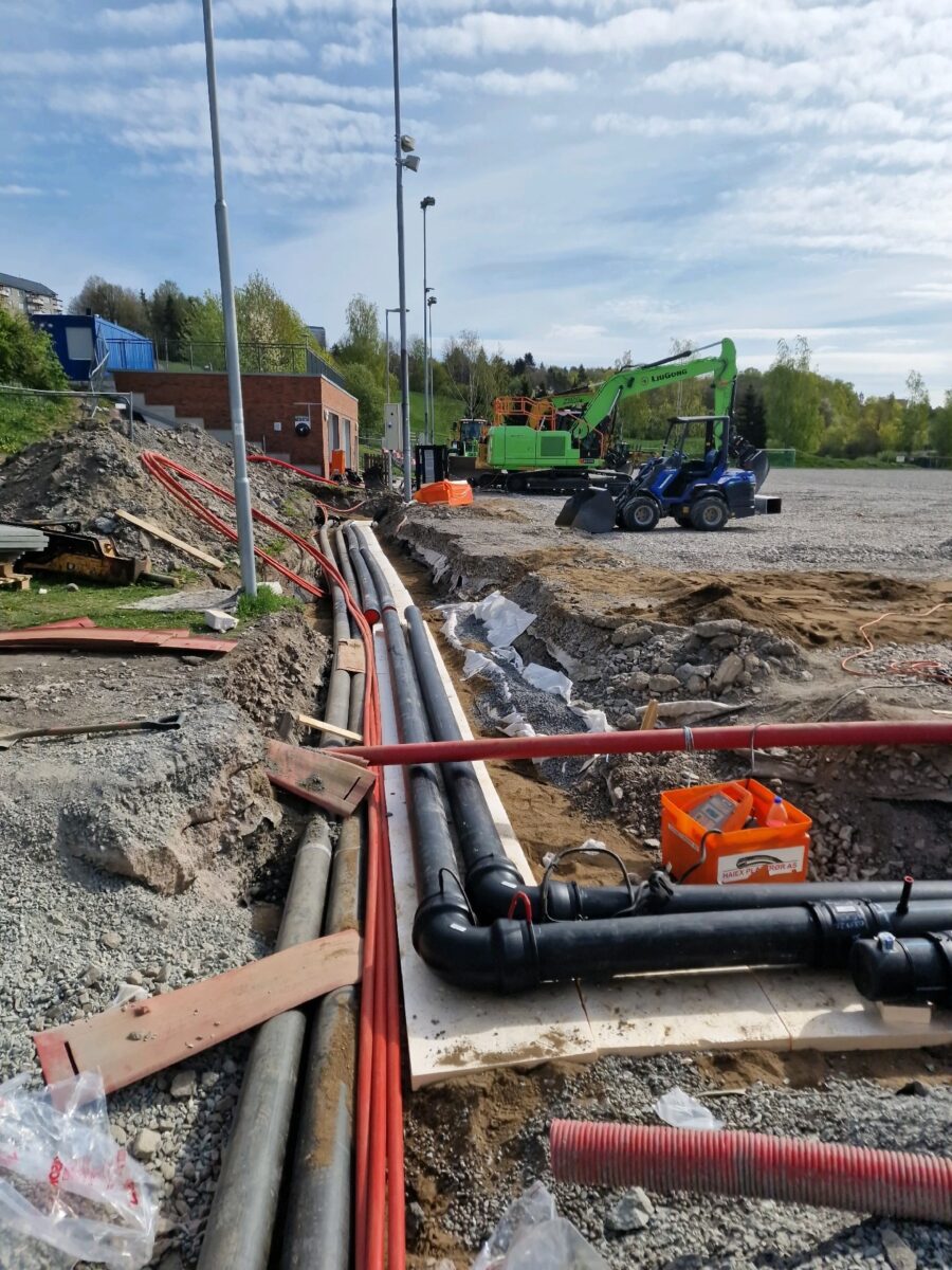 Tilførselsrør og utstyr i rørgrøften på Årvoll, 2026.