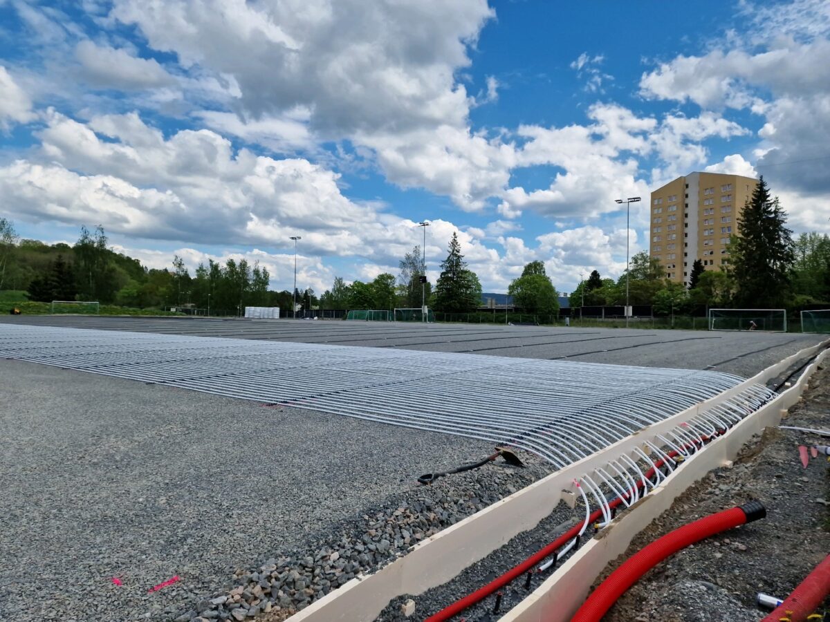 Årvoll – undervarme 2026 2 Rørfelt og samlestokker før tildekking på Årvoll, 2026.