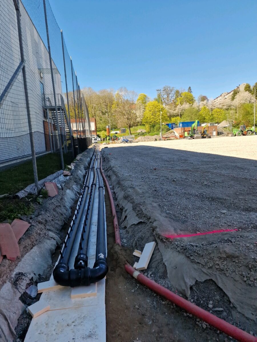 Rørføring i kanal langs gjerdet på Årvoll, 2026.