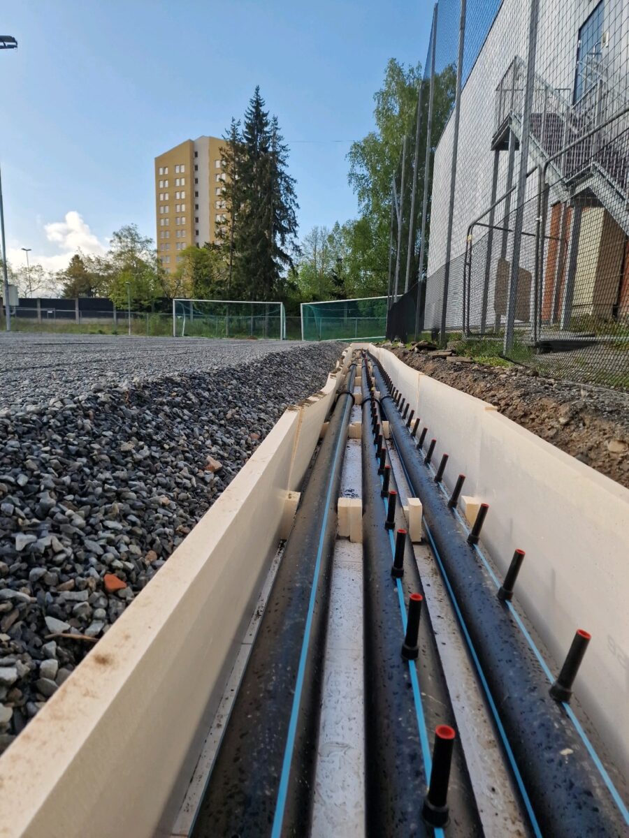 Samlestokker og rør langs banekanten på Årvoll, 2026.