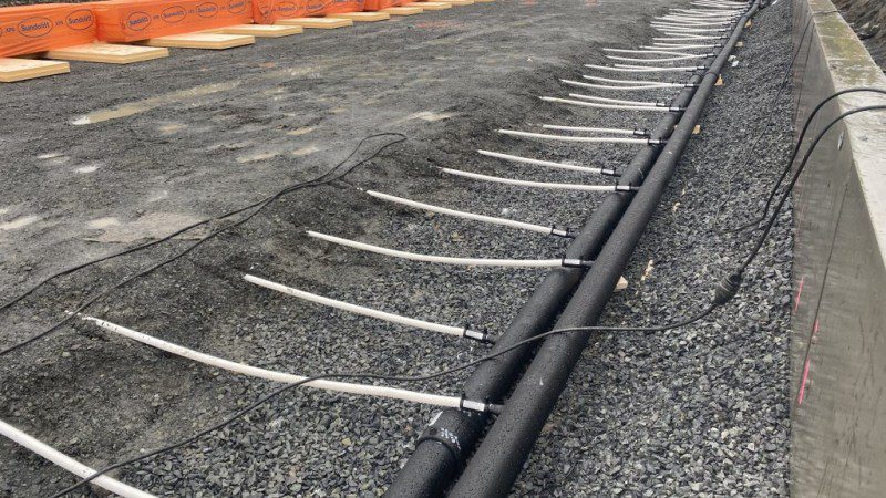 Rehabilitering av Myra kunstisbane med synlige kjølerør og baneunderlag