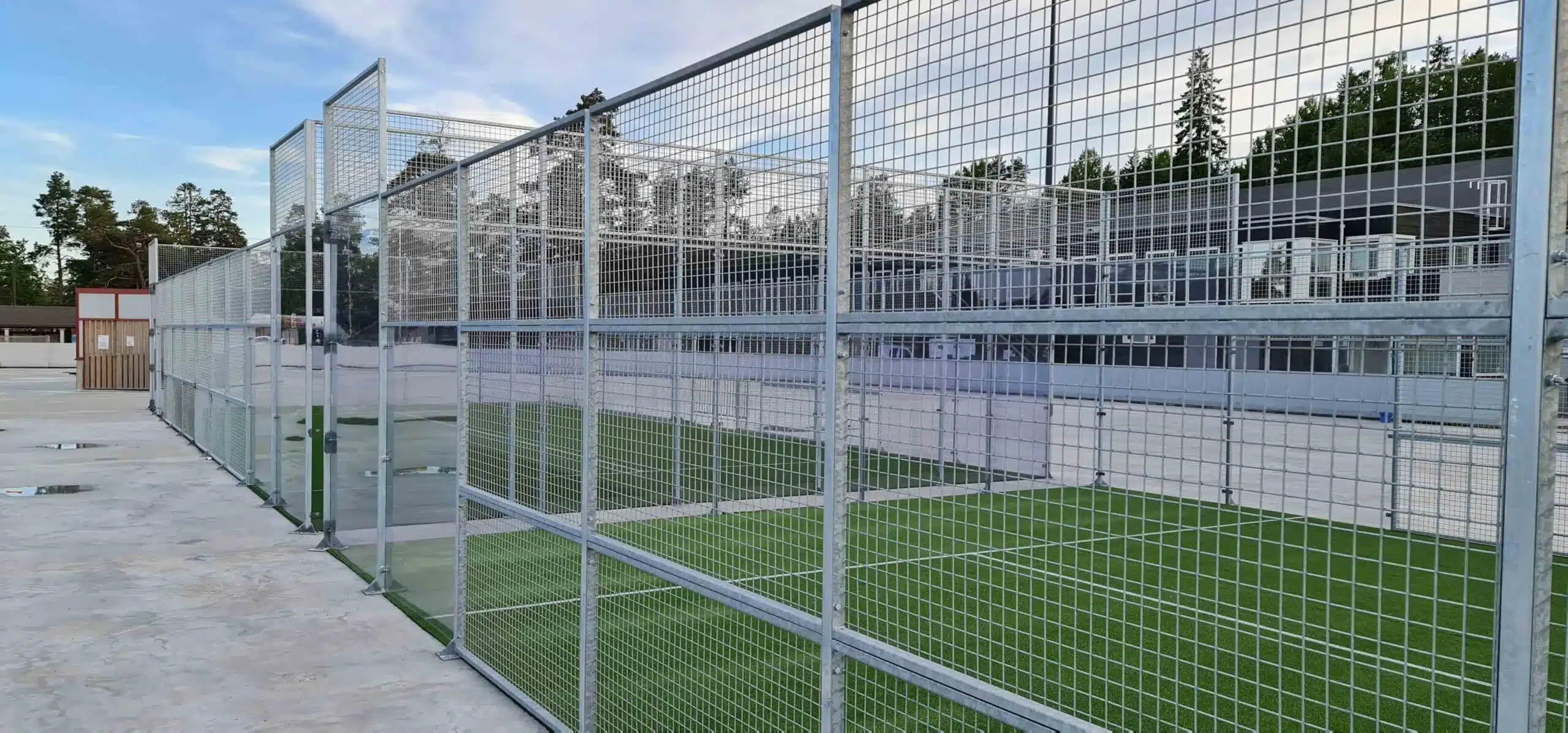 Utendørs kunstisbane i gylden sommerkveld — isflate klar for skating