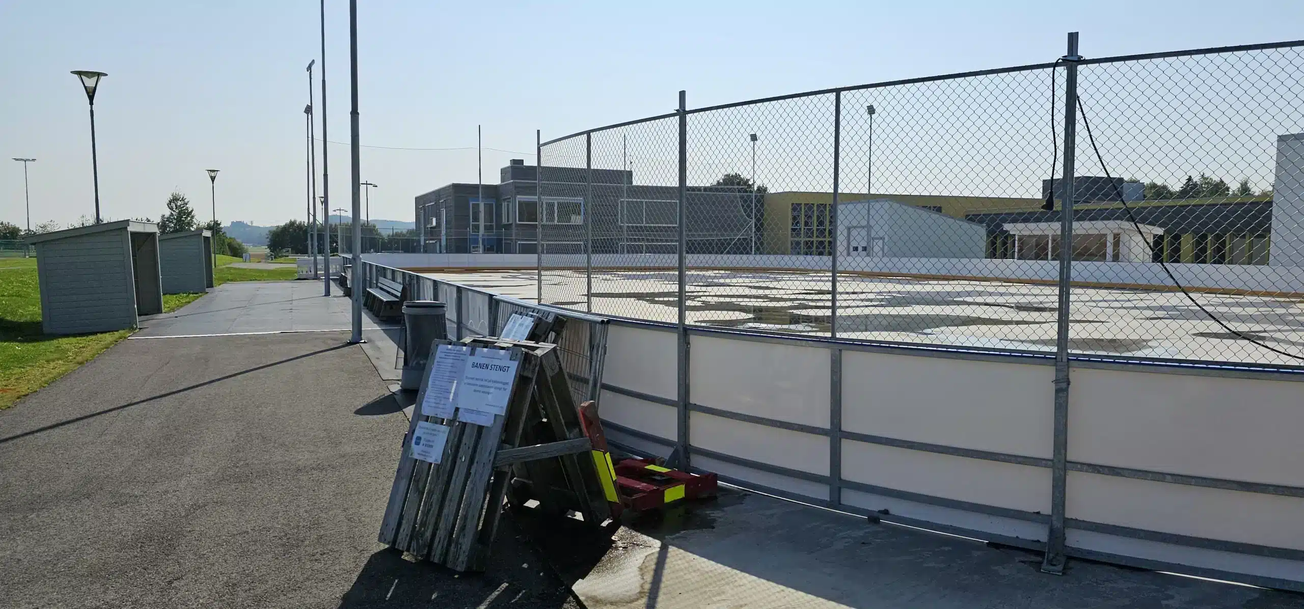 Valle Hovin Stadion kunstisbane Oslo — isflate i vinterlys