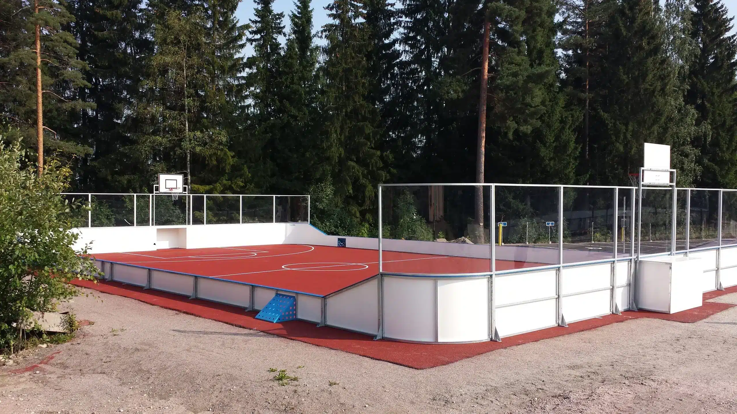 Utendørs ishockeybane med vantsystem