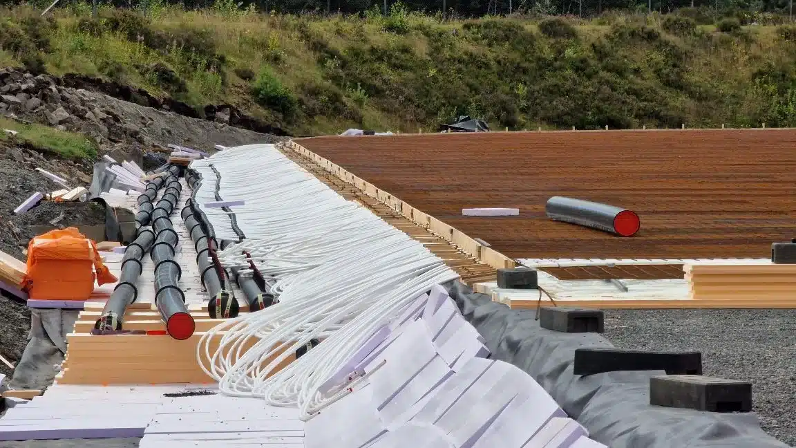 Myra kunstisbane med tåke i bakgrunnen — dramatisk nordisk stemning