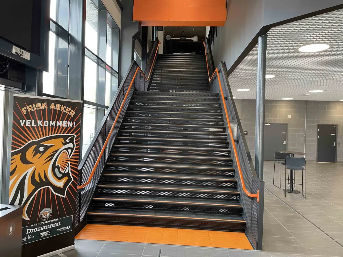 Trapp og rekkverk ved Varner Arena ishall