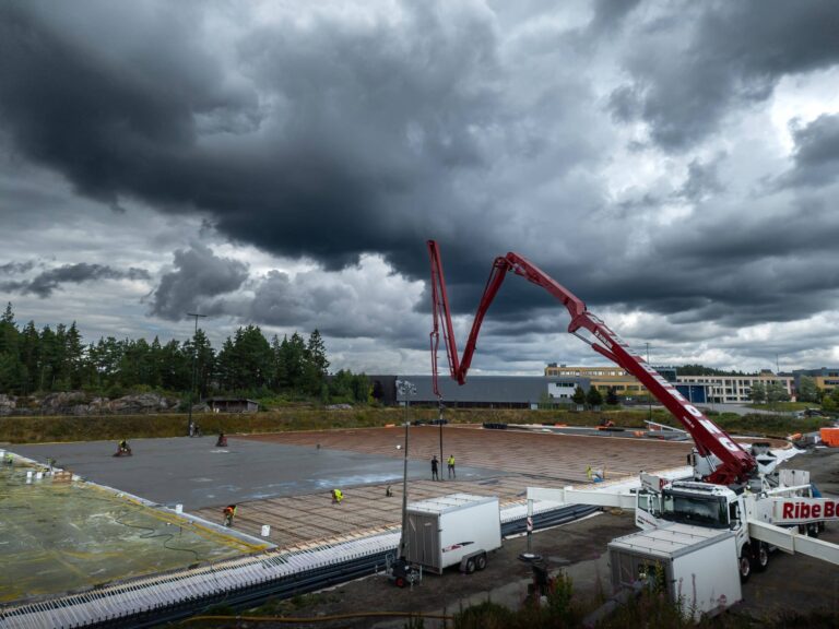 Myra kunstisbane — undervarme under støp