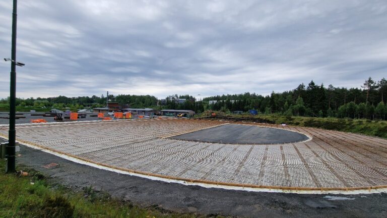 Myra kunstisbane — XPS-isolasjon lagt på