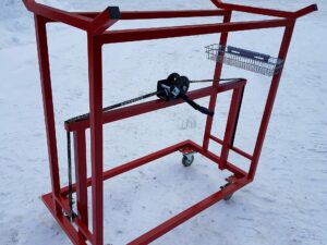 Rød måltralle for transport av ishockeymål på og av isflaten
