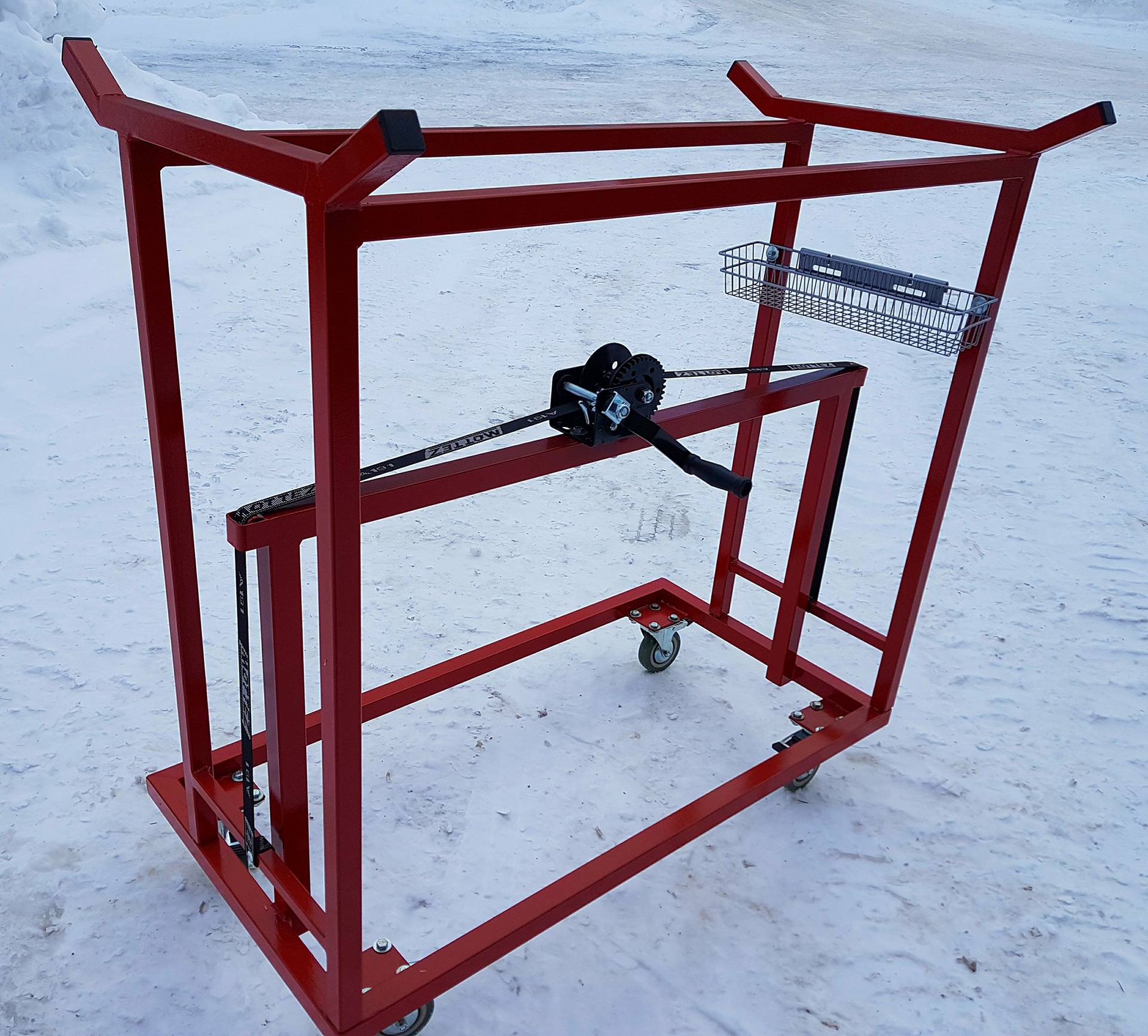 Rød måltralle for transport av ishockeymål på og av isflaten