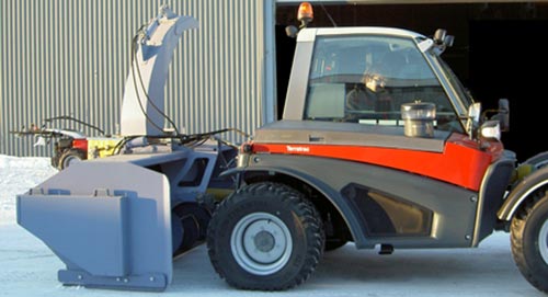 Olympia 750 traktormontert isresurfacer fra Isbaneteknikk