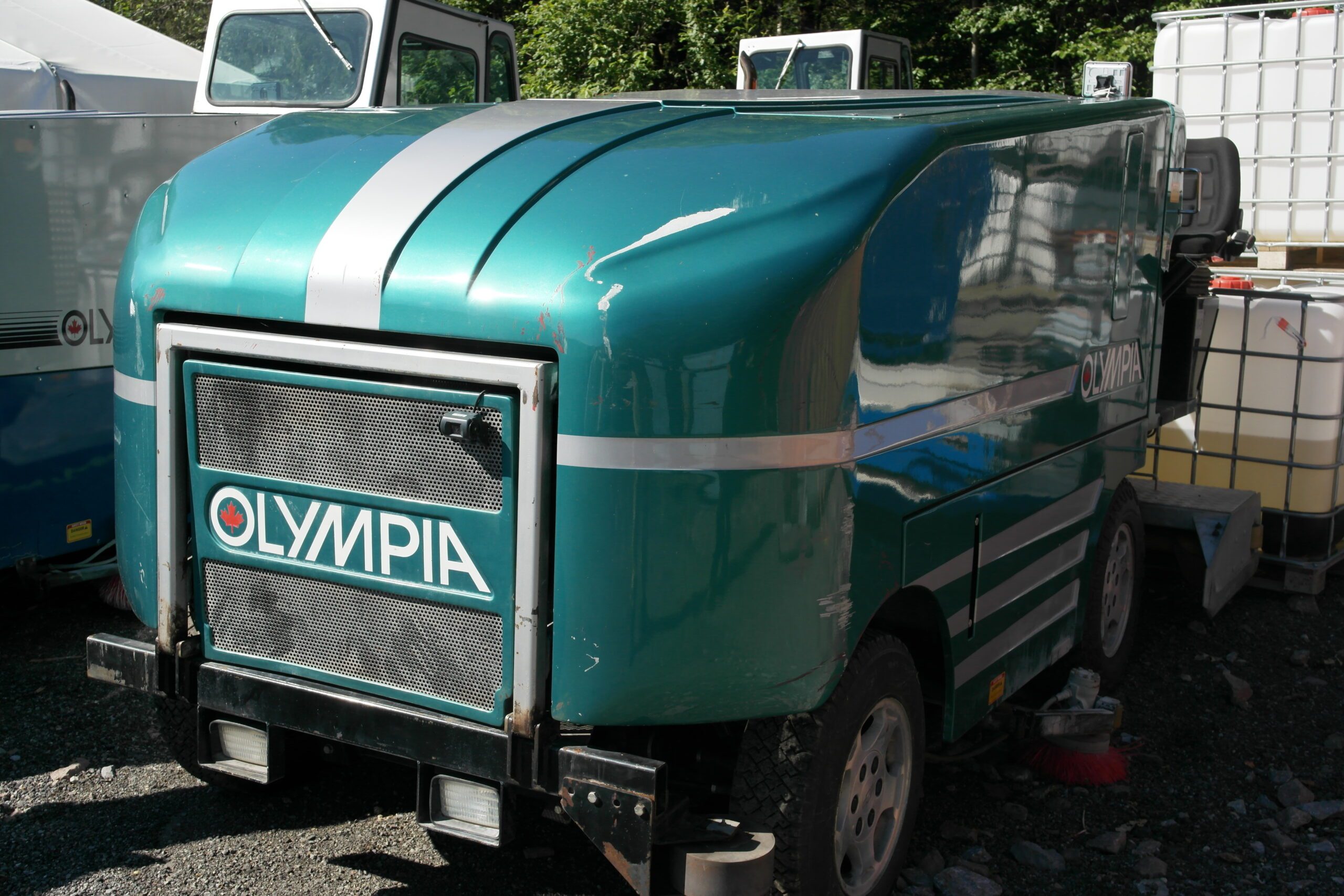 Ispreparering på utendørs kunstisbane med Olympia Millennium