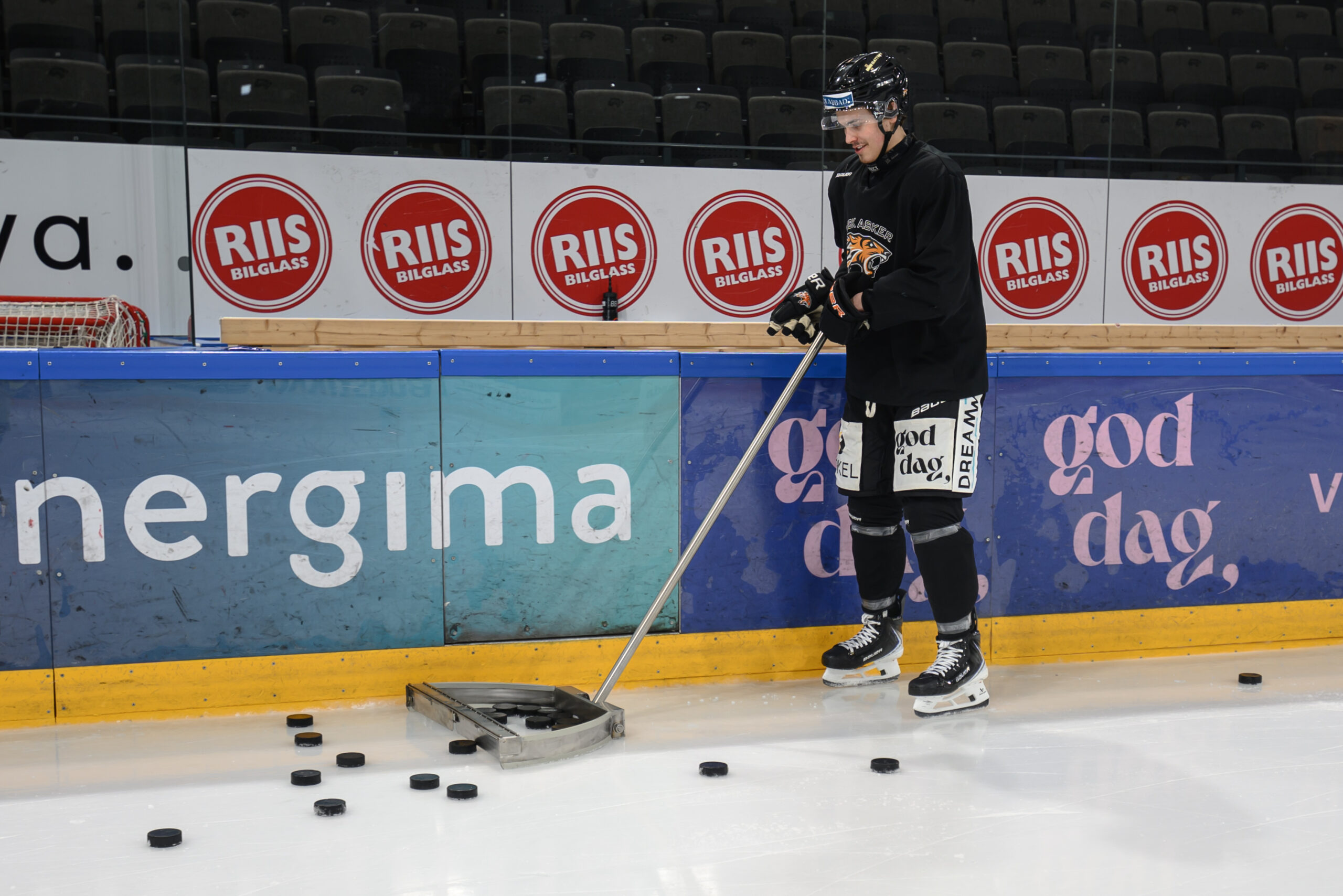 Puck-oppsamler for ishall og hockeytrening 5 Puck-oppsamler for ishall og hockeytrening
