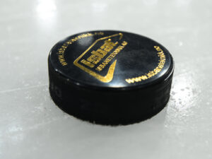 Ishockeypucker og puckoppsamler