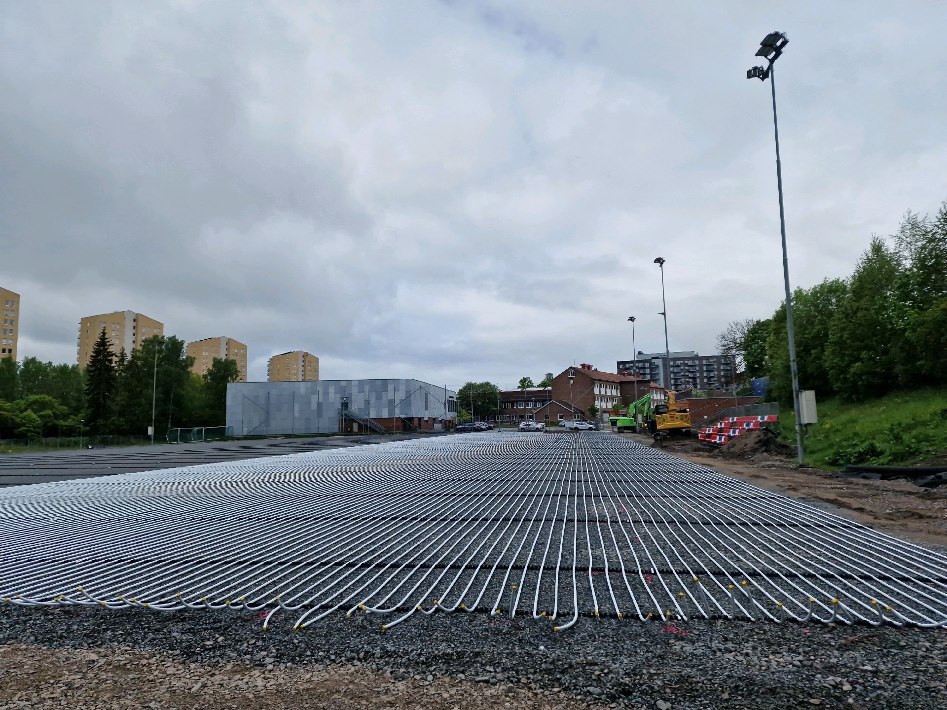 Oversikt over hele banen med ferdig installert vannbårent undervarmesystem