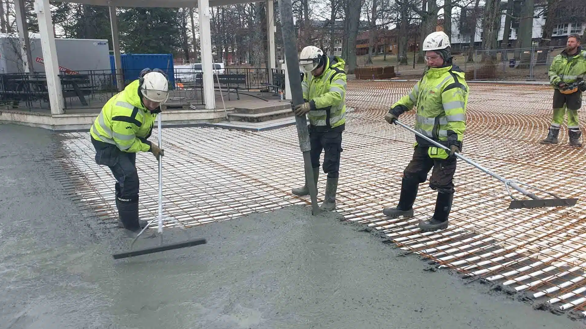 Banedekke under bygging — kjølerør og elastisk lag