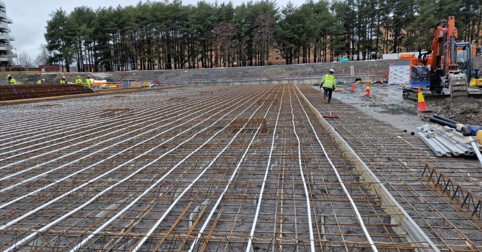 Kjølerør og armering på Valle Hovin stadion før støp av betongdekket, 2023