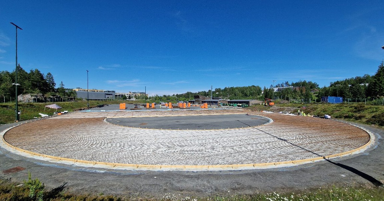 Rørfelt og banens avrunding under rehabiliteringen av Myra kunstisbane, Arendal, 2024