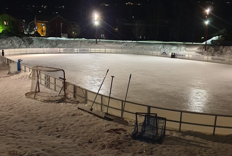 Utendørs kunstisbane med ISBAT Vant om kvelden