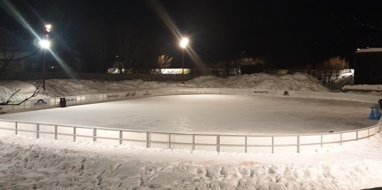 Utendørs kunstisbane med ISBAT vant og oversikt over isflaten