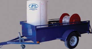 Tilhengermontert malepakke fra Jet Ice med blandetank og slangetrommel på blå tilhenger