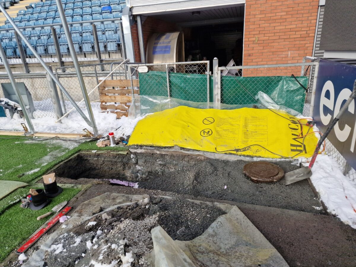 Åpen grøft langs tribunen på Marienlyst.