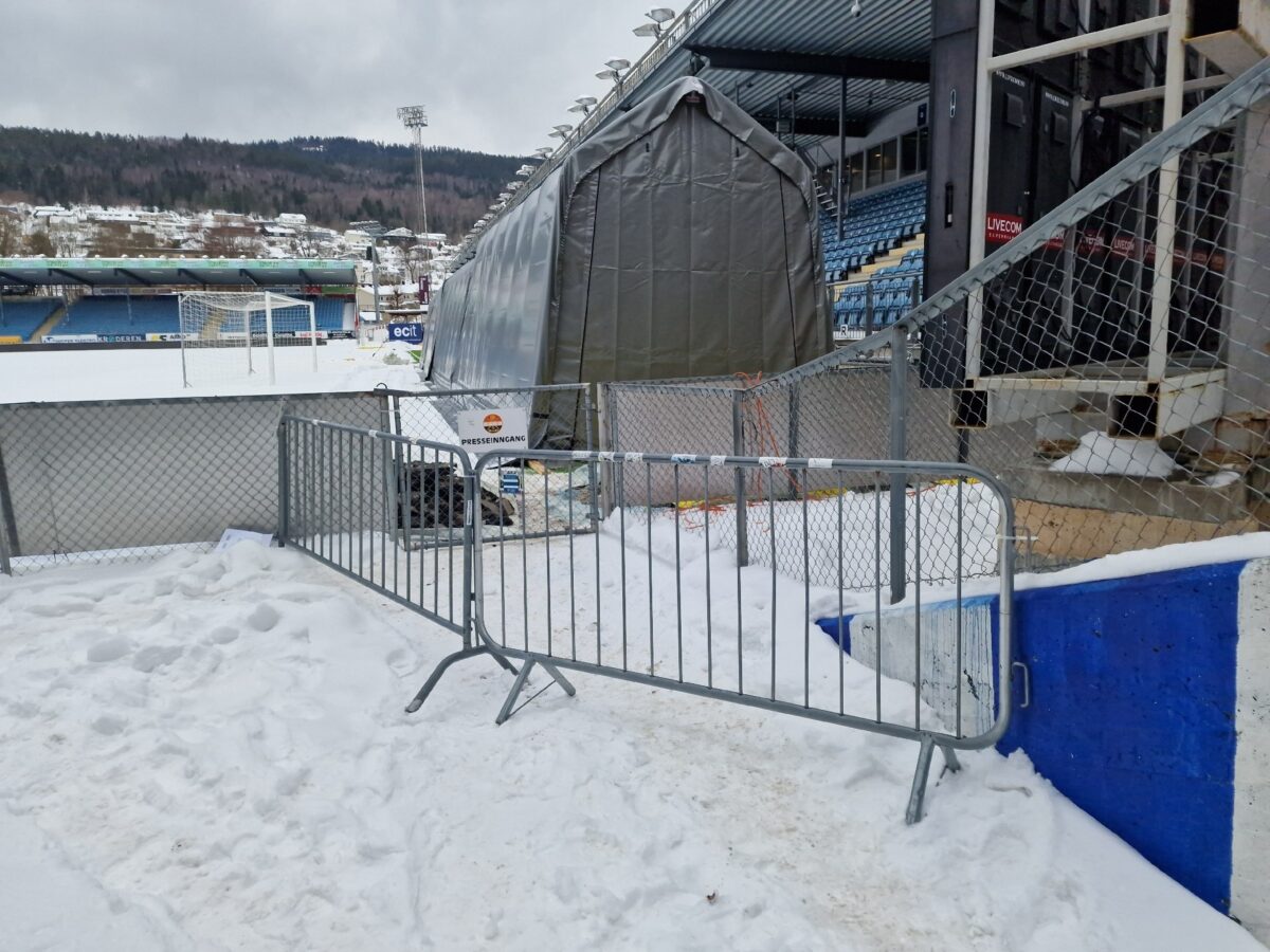 Arbeidstelt og avsperret område ved tribunen på Marienlyst.