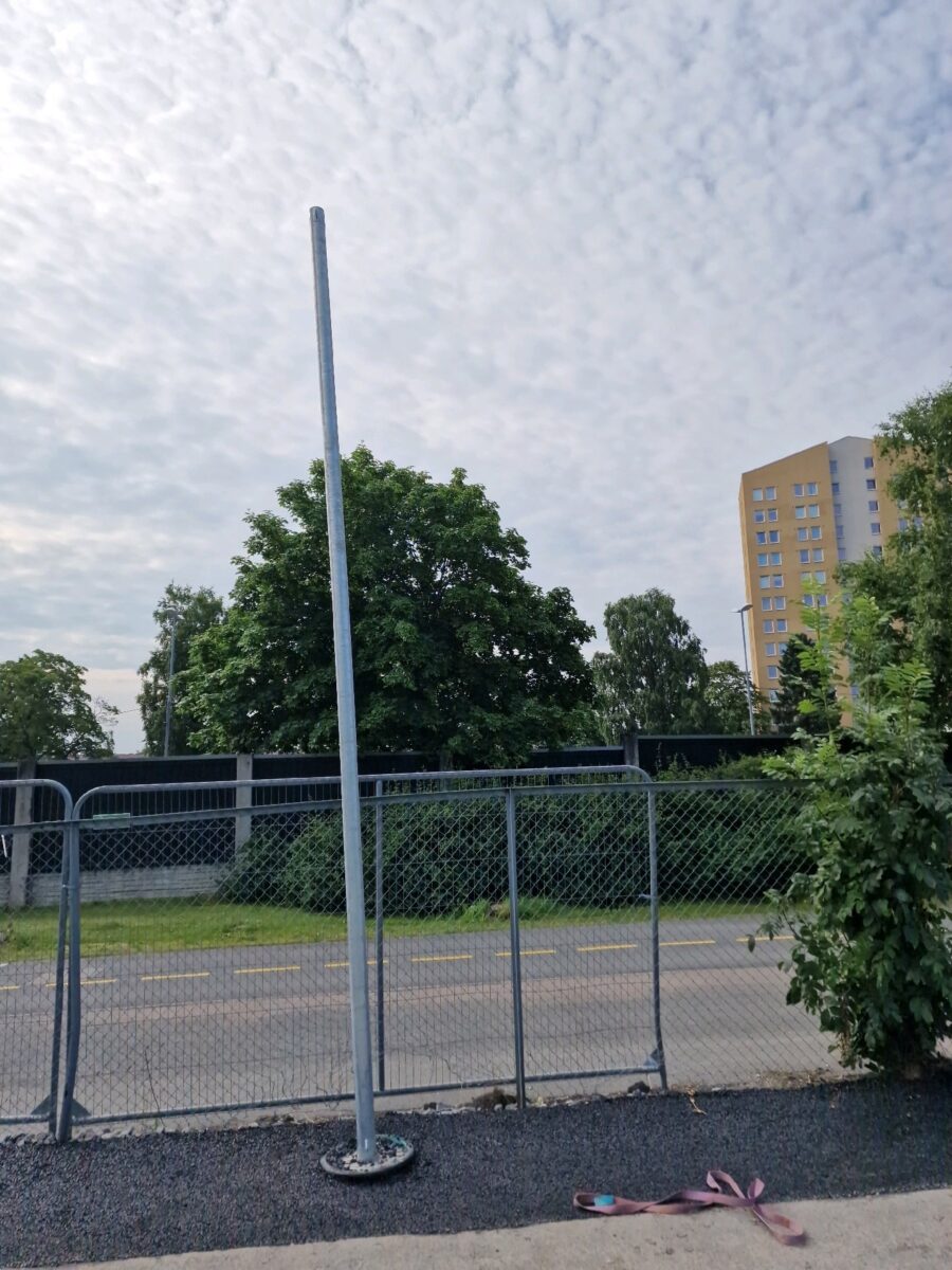 Stolpe for ballfangernett ved banen på Årvoll, 2026