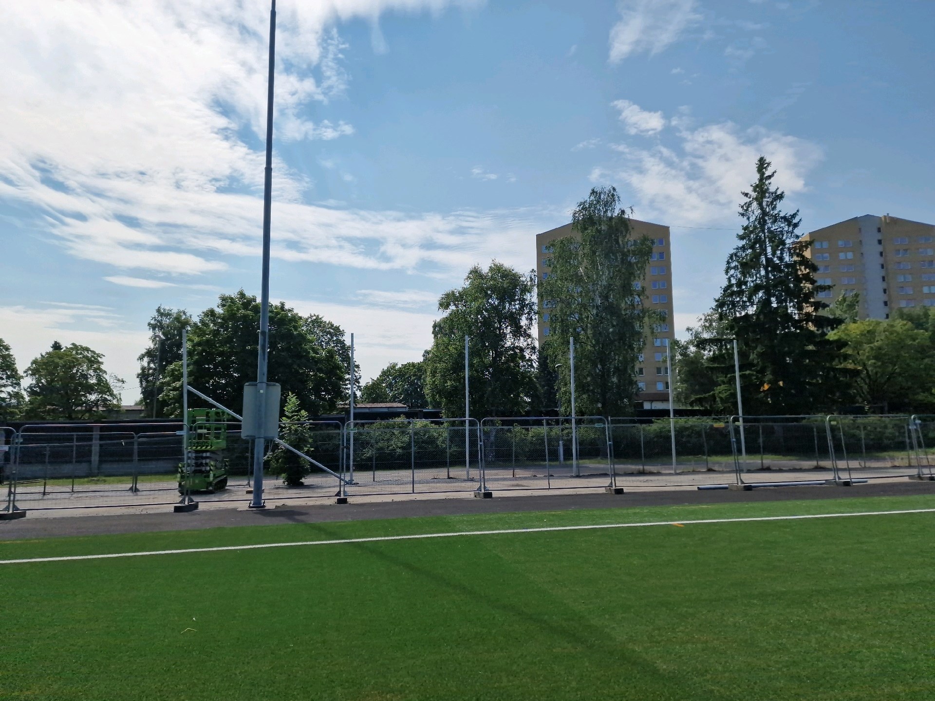 Ballfangernett og inngjerding på Årvoll 1 Ballfangernett sett fra fotballbanen på Årvoll, 2026