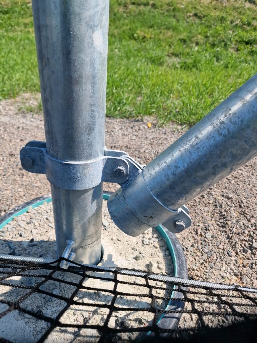 Detalj av stolpefeste ved ballfangernettet på Årvoll, 2026