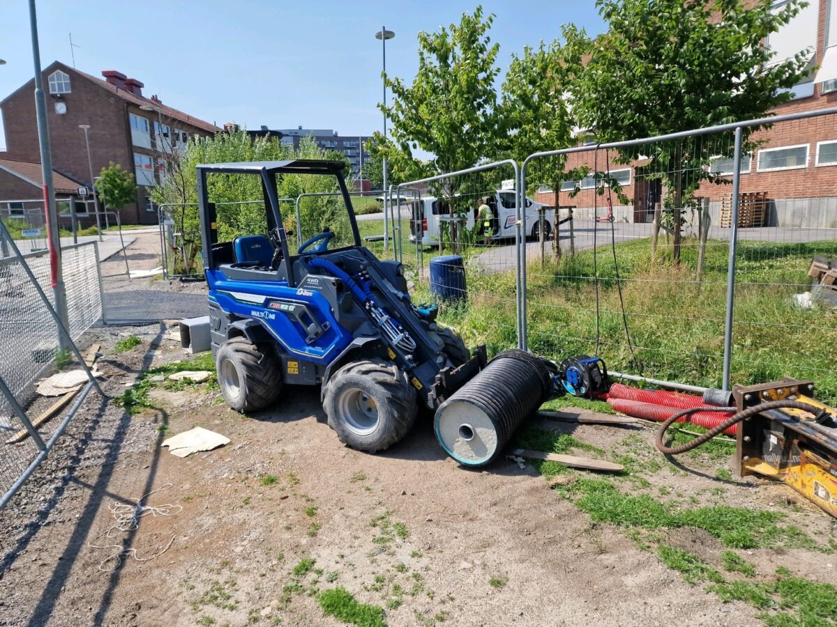 Monteringsutstyr langs ballfangernettet på Årvoll, 2026