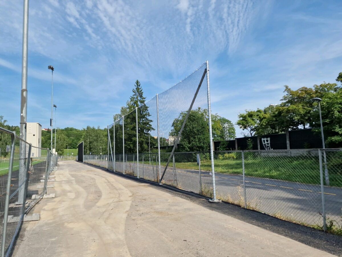 Ferdig ballfangernett langs banekanten på Årvoll, 2026
