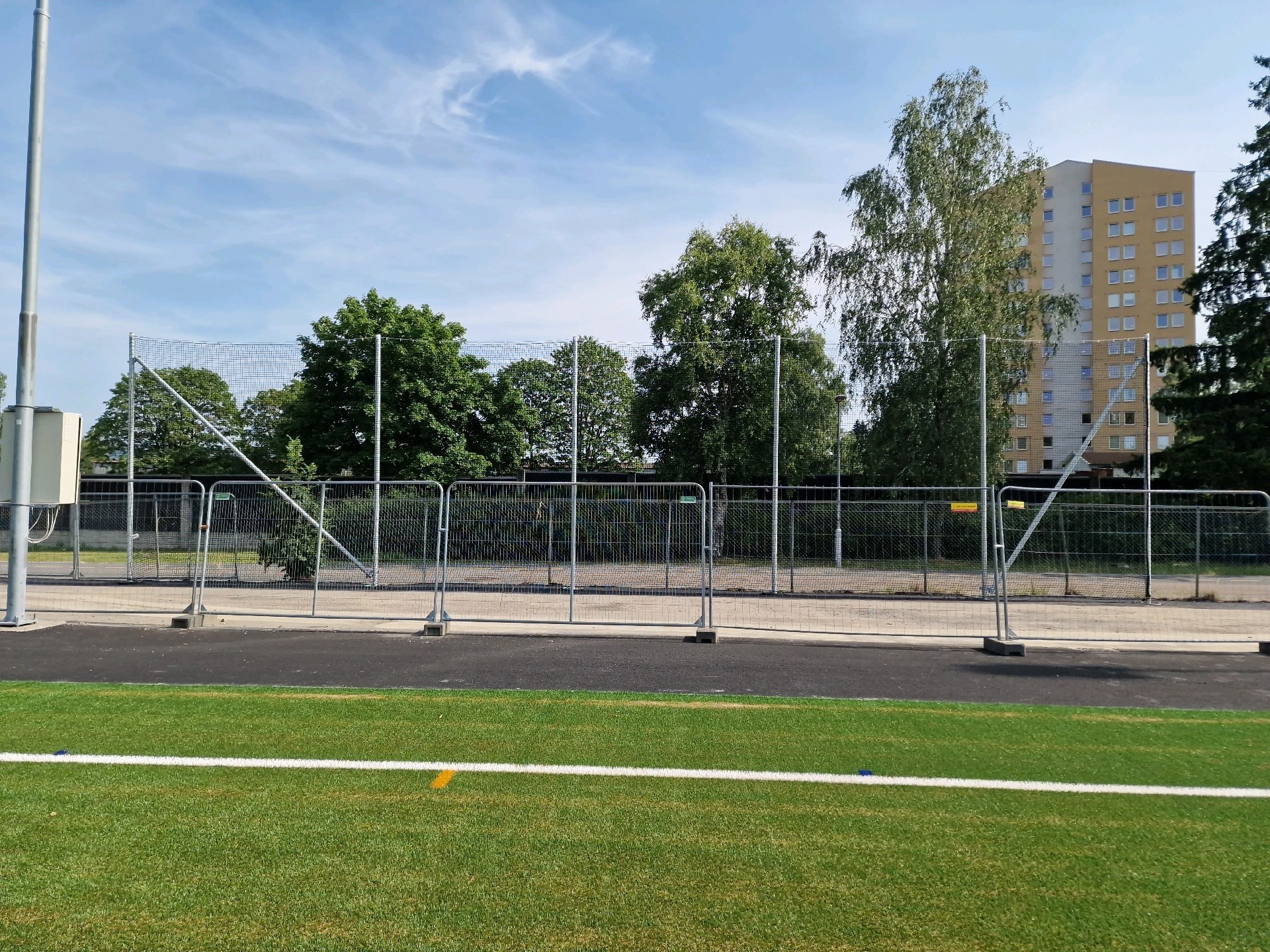 Ballfangernett og inngjerding på Årvoll 4 Ballfangernett sett rett fra banen på Årvoll, 2026