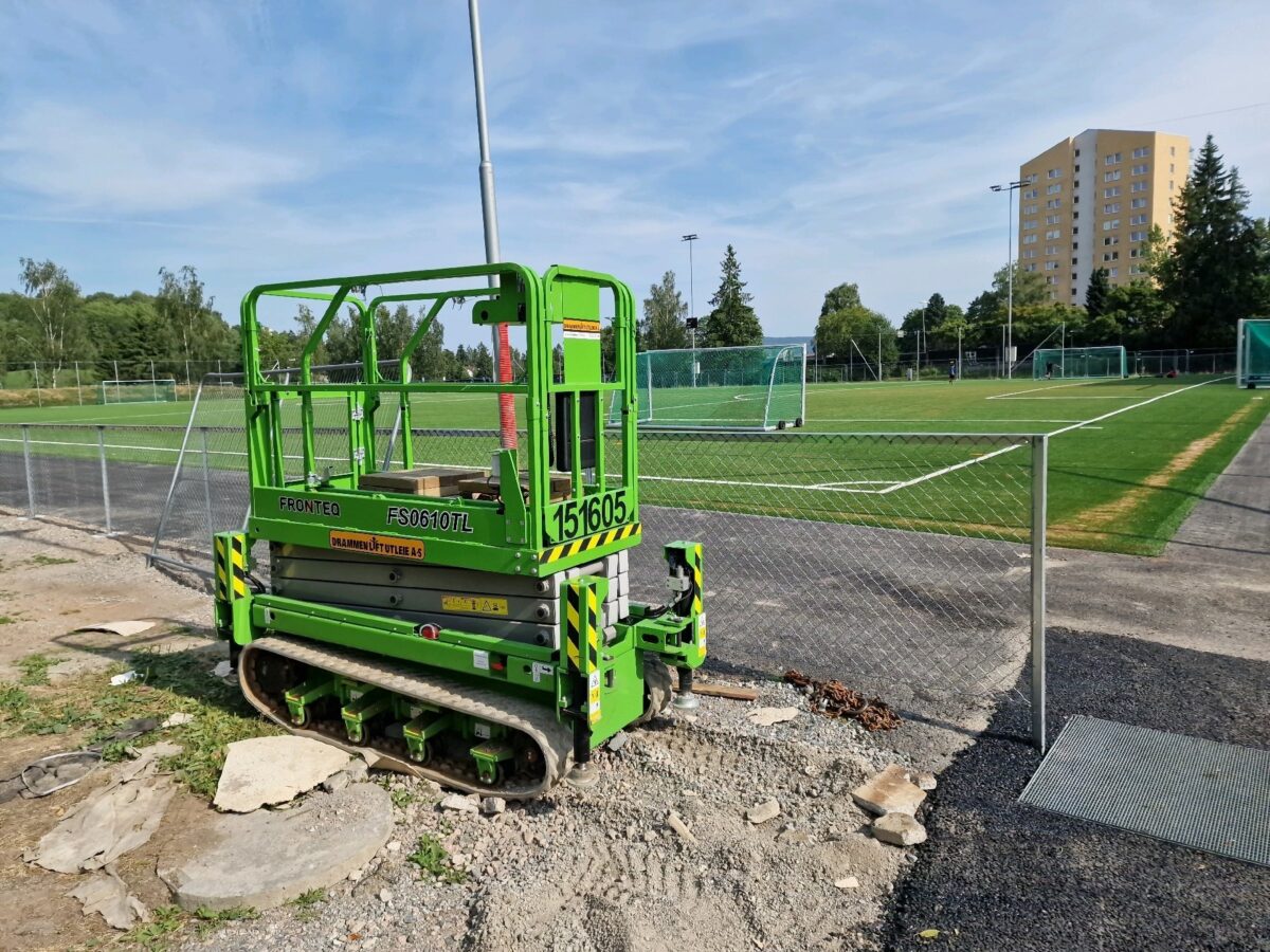 Lift brukt ved montering av ballfangernett på Årvoll, 2026