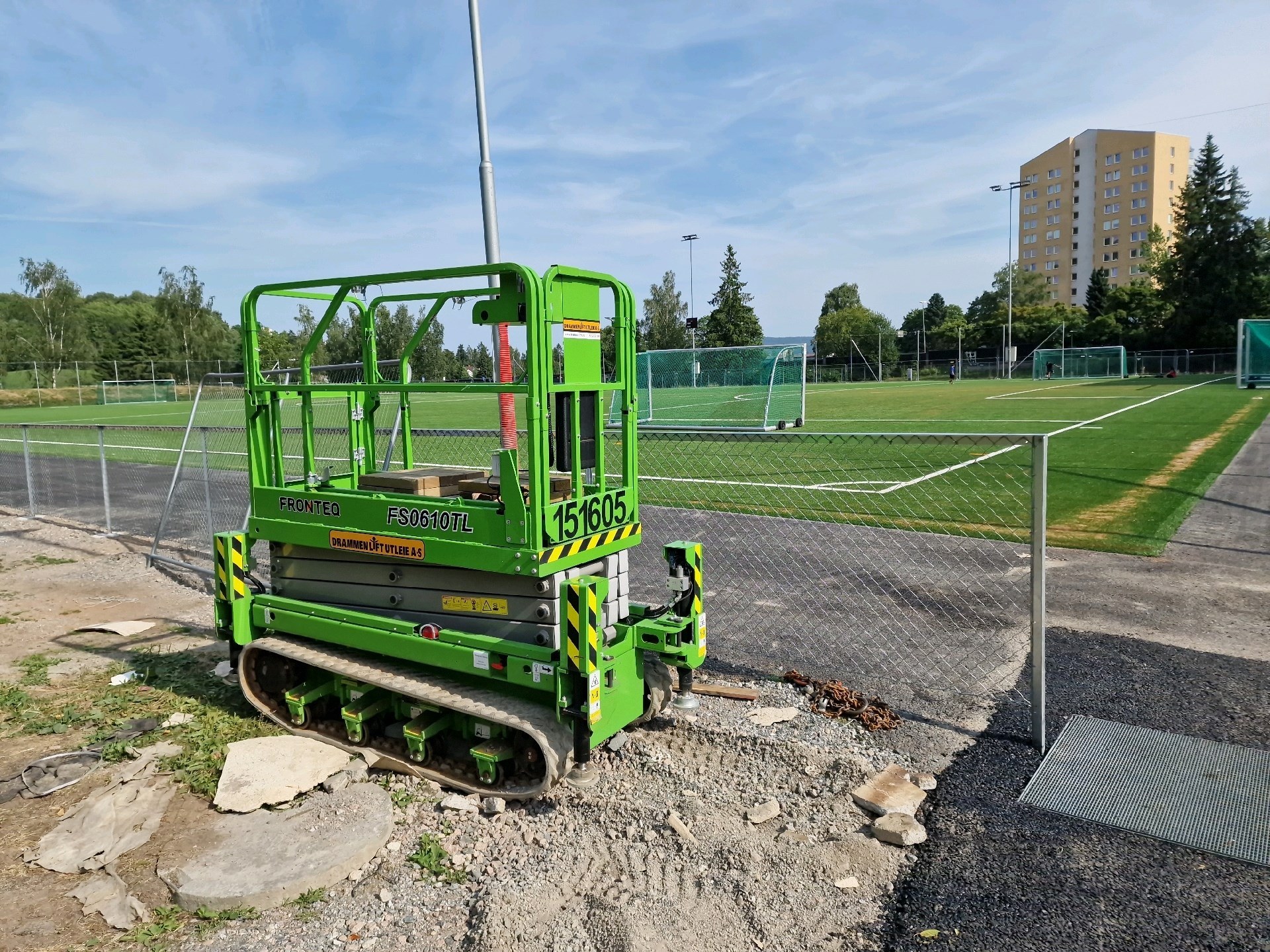 Ballfangernett og inngjerding på Årvoll 5 Lift brukt ved montering av ballfangernett på Årvoll, 2026