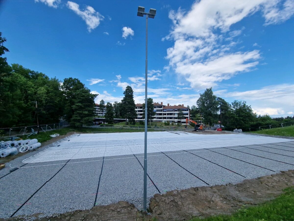 Høvik – undervarme 2026 2 Undervarmerør lagt ut over fotballbanen ved Høvik, 2026