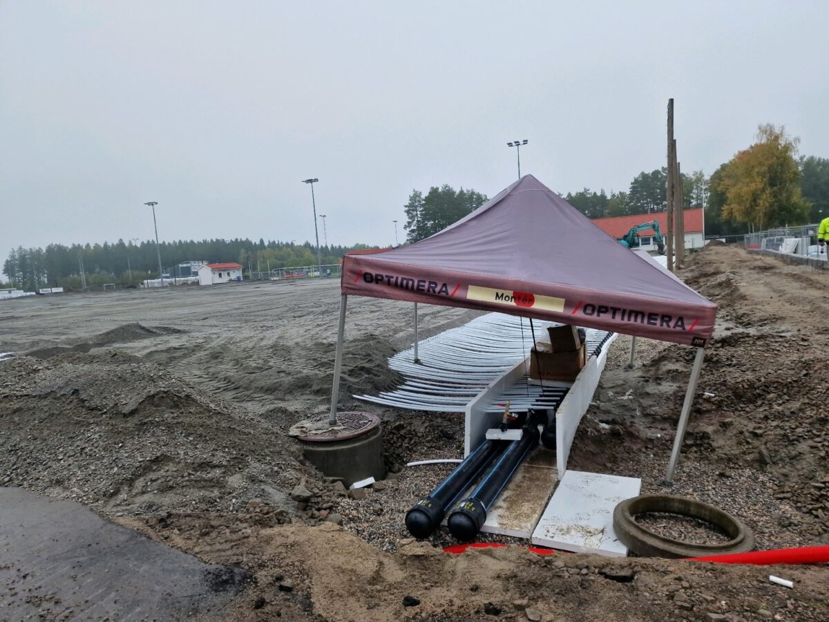 Arbeidsområde med tilførselsrør ved undervarmeanlegget på Råde, 2026.