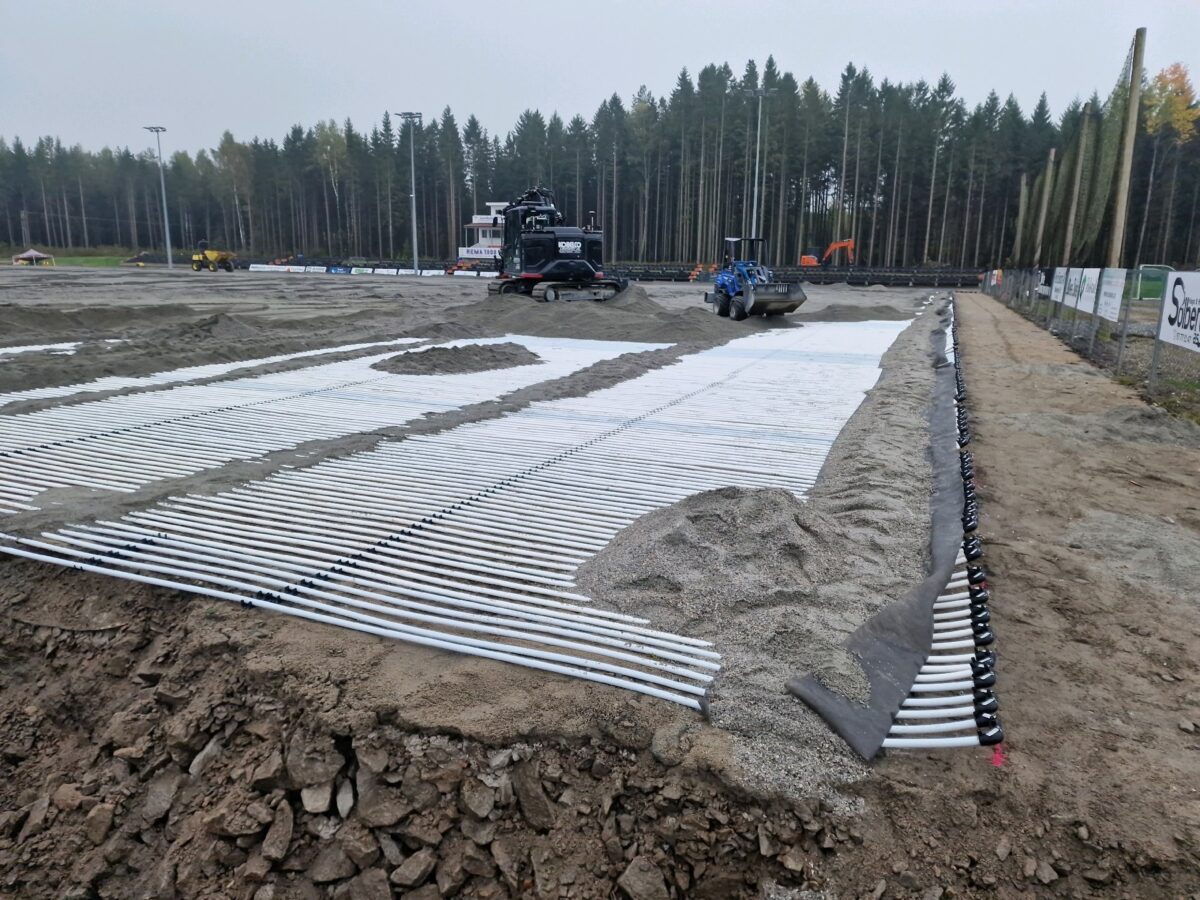 Oversikt over rørlegging på banen ved undervarmeanlegget på Råde, 2026.