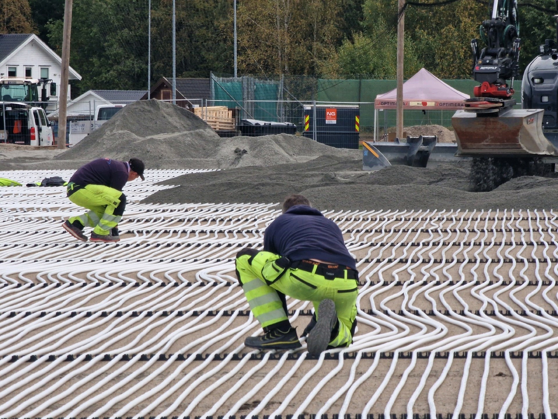Montering av undervarmerør på banen ved undervarmeanlegget på Råde, 2026.