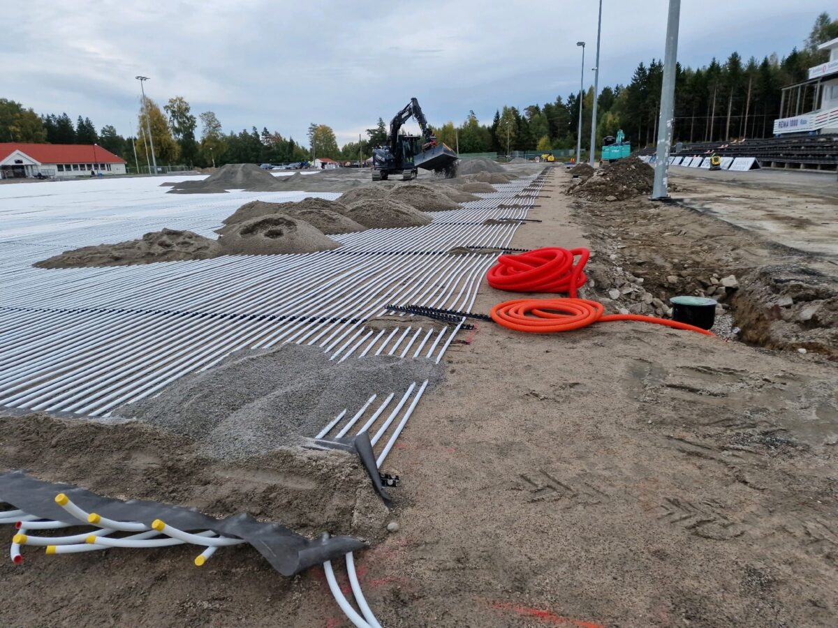 Rørlegging langs banens langside ved undervarmeanlegget på Råde, 2026.